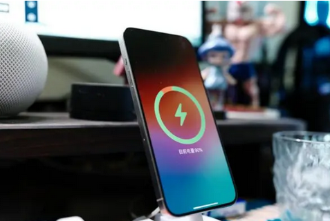 哈尔滨苹果15换屏服务分享用什么充电器给iPhone15充电更好 